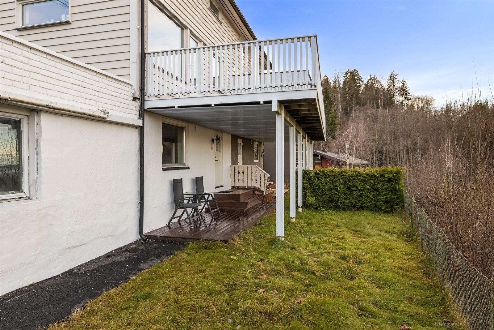 Hybelen har egen inngang i underetasjen, på fremsiden av boligen. Galleribilde