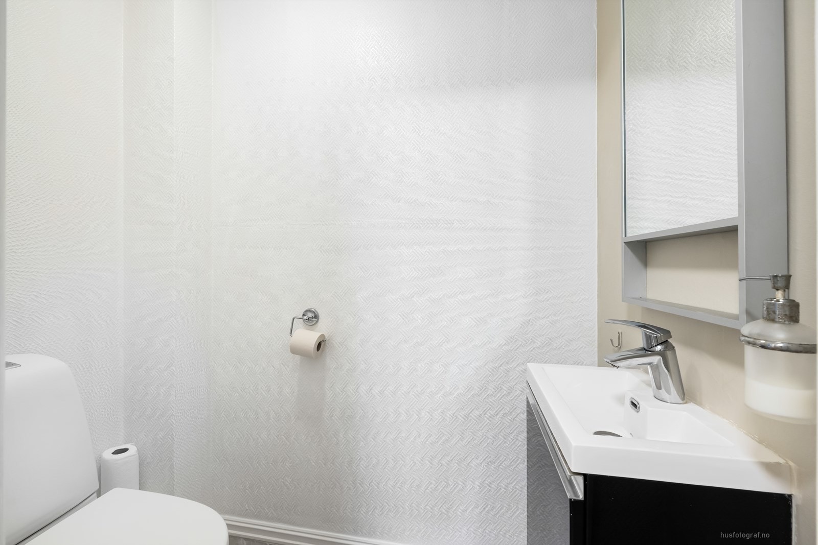 I tillegg finnes en separat toalettrom i 2. etasje som er innredet med toalett og servant. Galleribilde