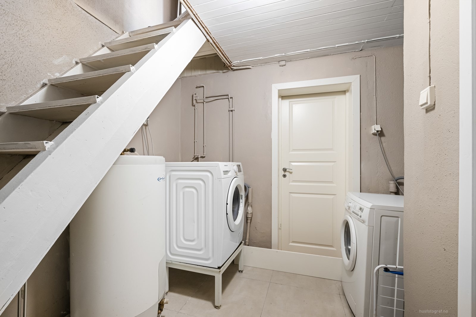 I underetasjen finnes en praktisk vaskekjeller, hvor det er opplegg for vaskemaskin og tørketrommel. Galleribilde