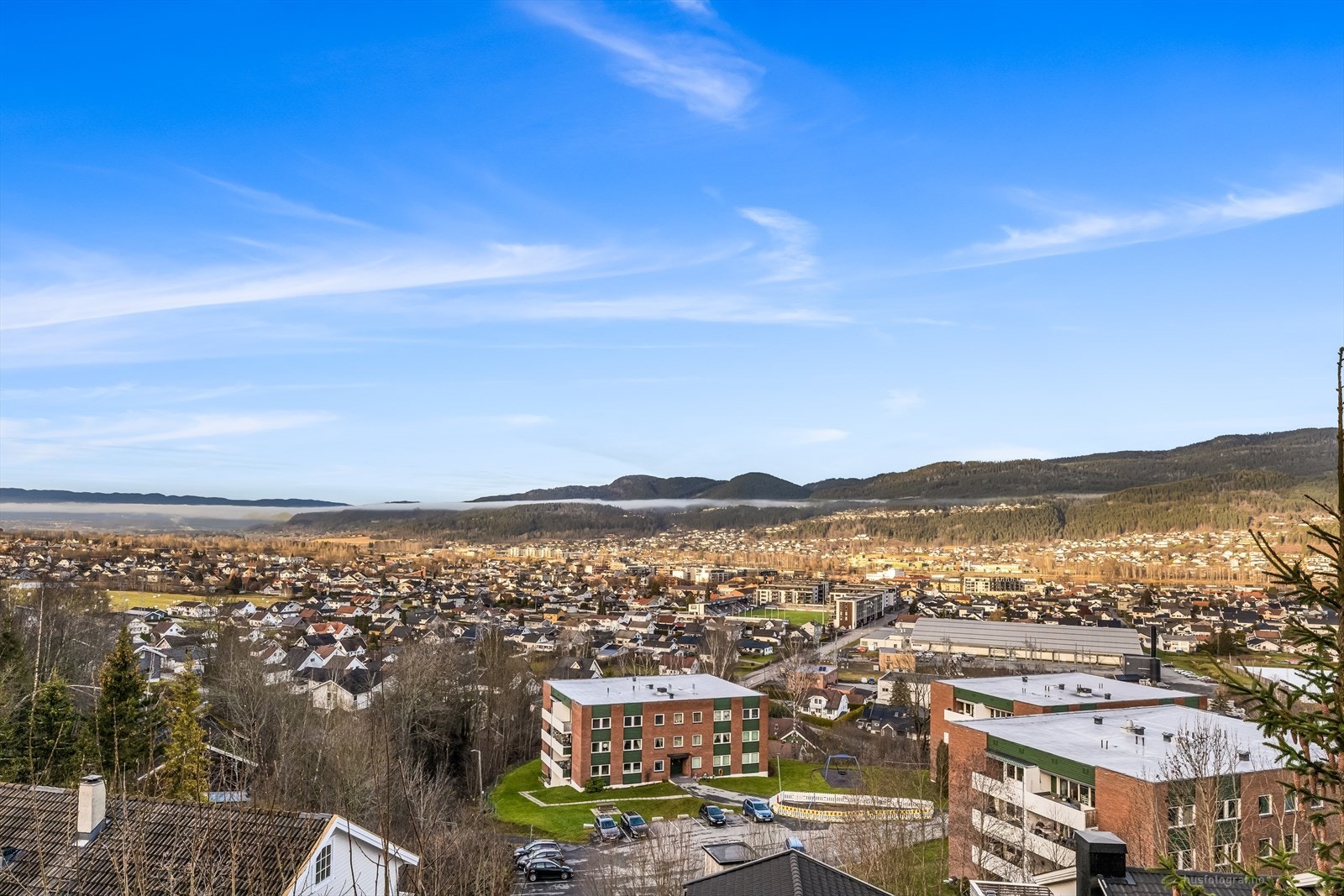 Trivelig og innbydende halvpart av tomannsbolig med store uteplasser og fantastisk utsikt! Galleribilde