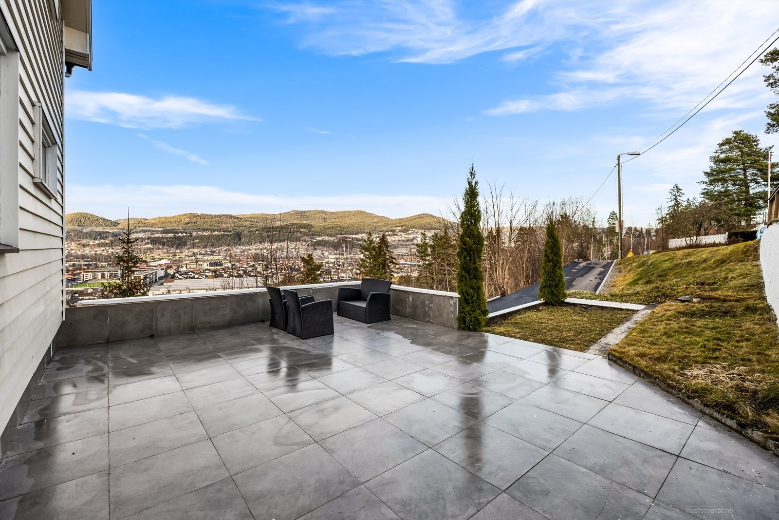 Boligen har også en stor uteplass mor sør hvor man sitter skjermet og i le. Galleribilde