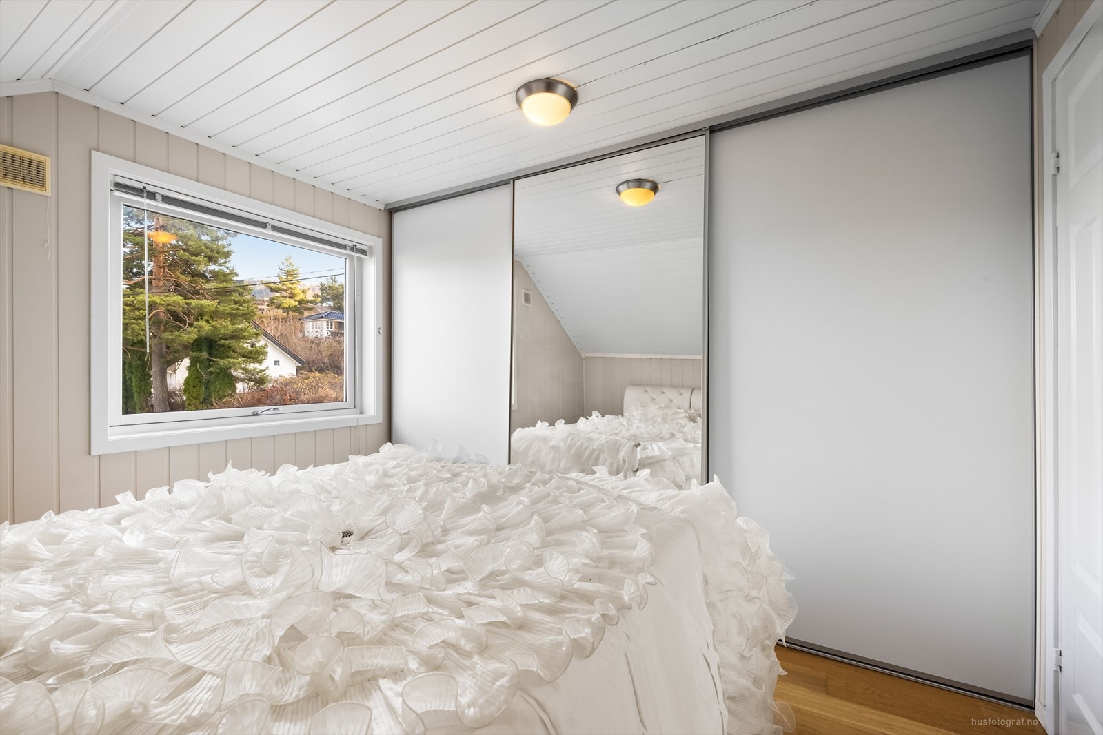 Hovedsoverommet er pent innredet med lyse overflater og har en stor skyvedørsgarderobe med rikelig av lagringsplass. Galleribilde