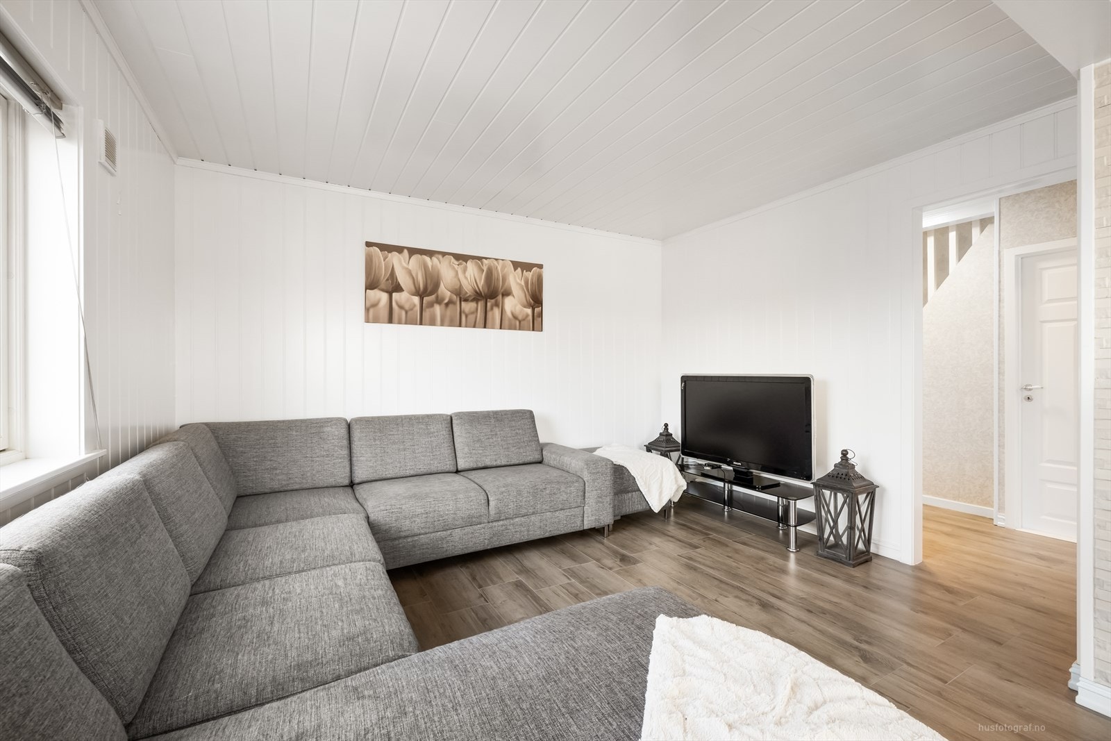 Stuen har en romslig og god planløsning som gjør det enkelt å møblere i flere soner. Galleribilde