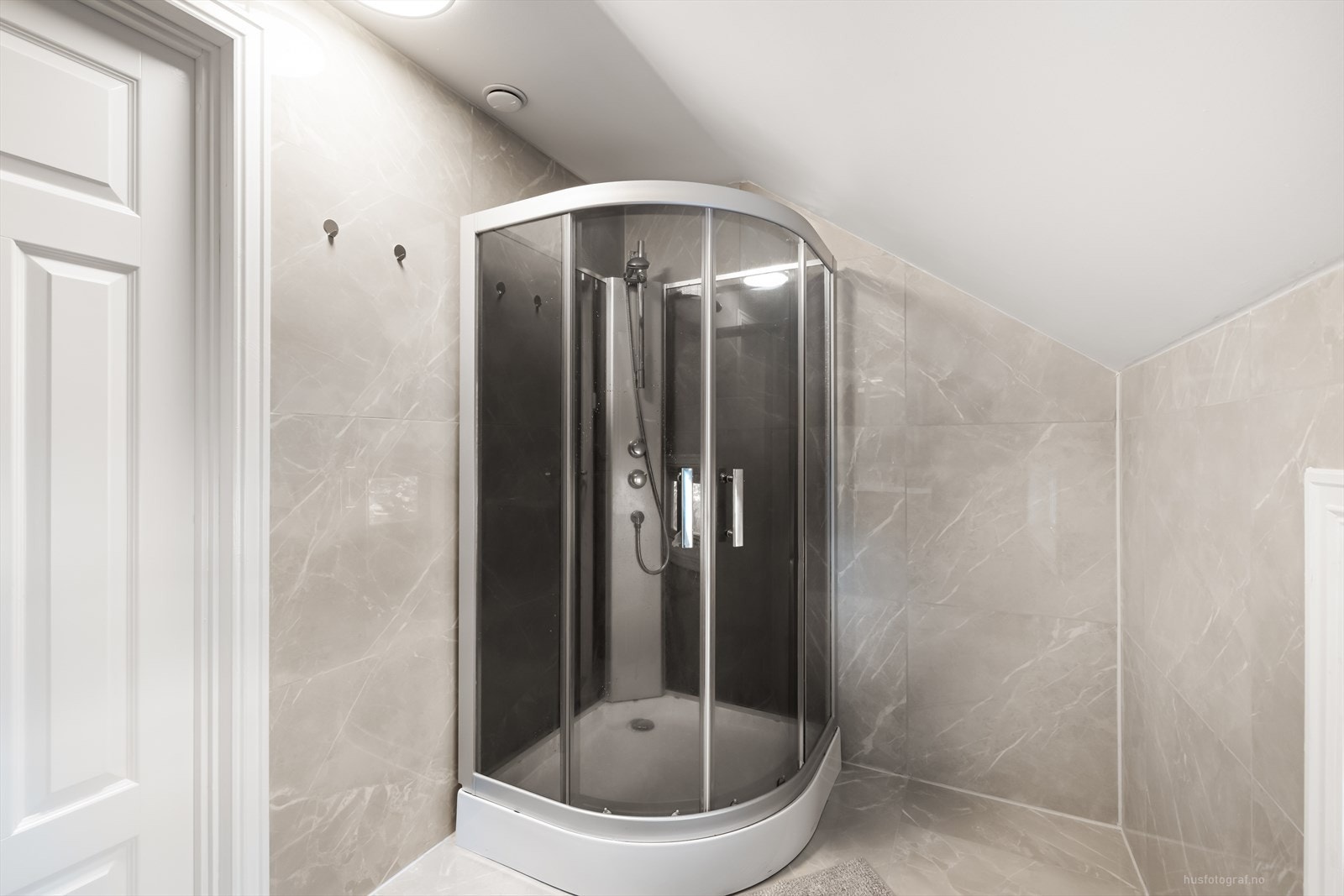 Badet har dusjkabinett, servant på baderomsinnreding og veggskap. Galleribilde