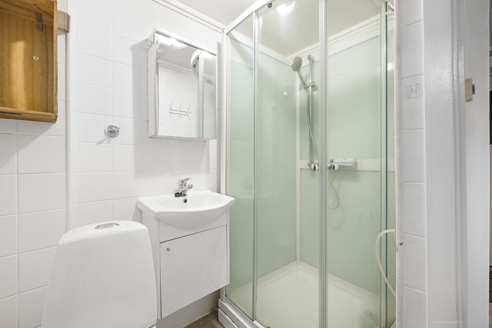 Hybelen har et eget bad med lyse overflater, og er innredet med toalett, servant og dusjkabinett. Galleribilde