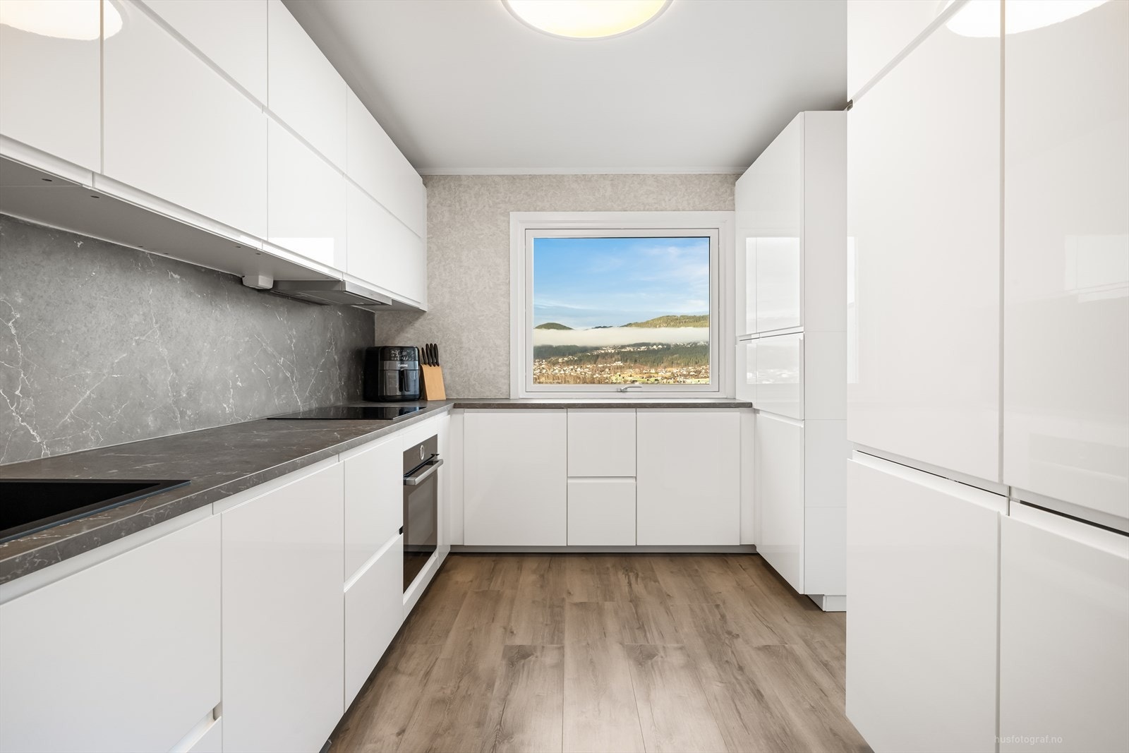 Fra stuen er det adkomst til et pent og moderne innredet kjøkken. Galleribilde