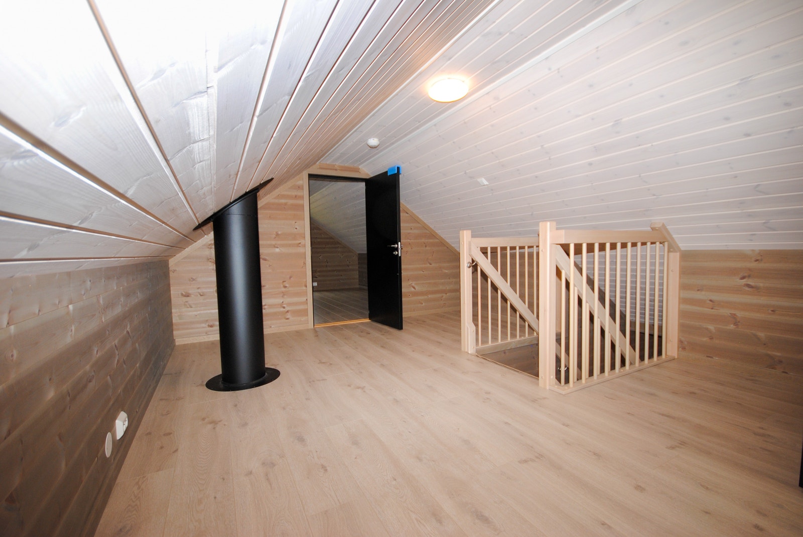 Hems har lav takhøyde og derav ikke målbart areal. Etasjen har et gulvareal på 41m2. Soverom på hver side. Galleribilde