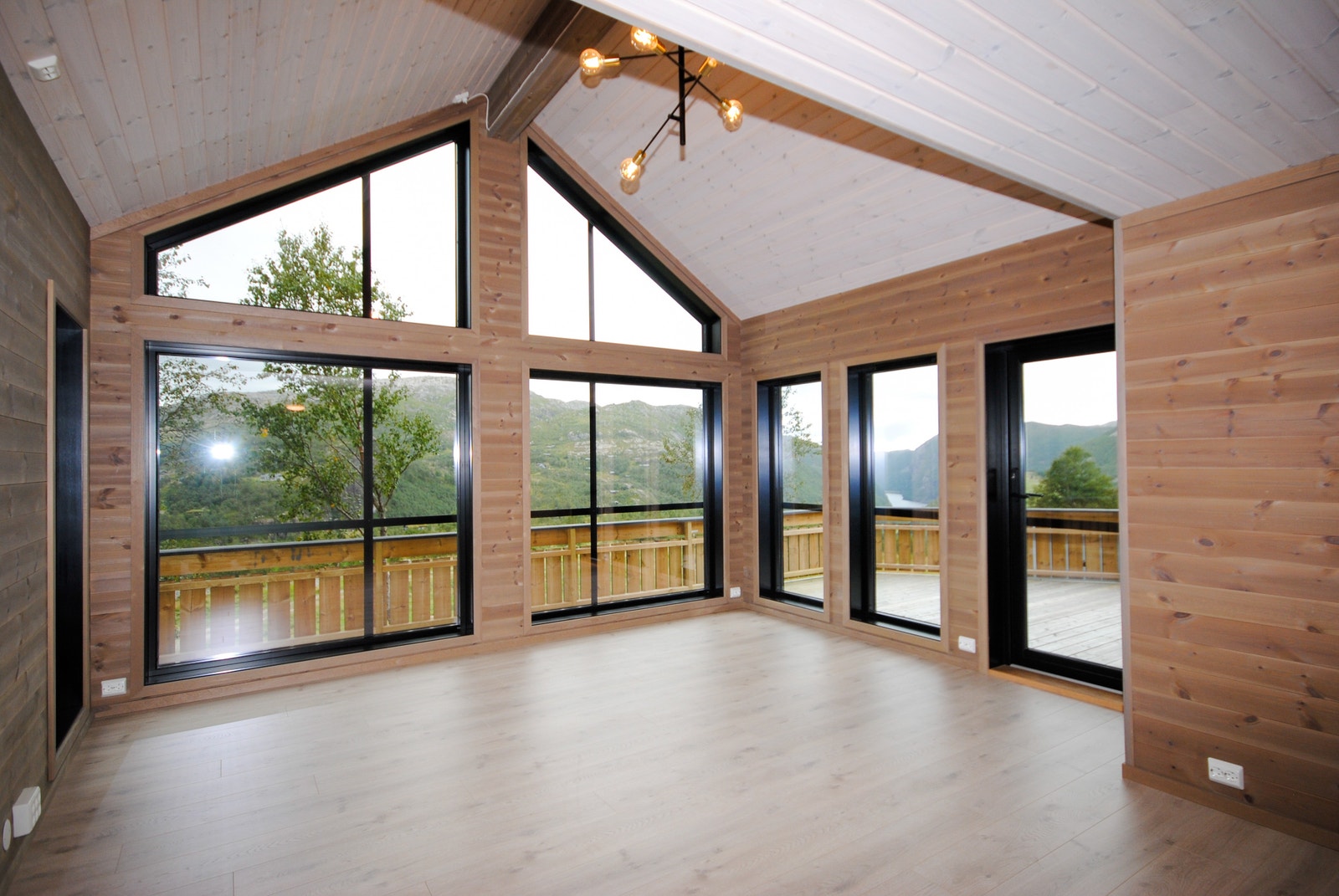 Dør ut til terrasse som byr på rå utsikt og kveldssol Galleribilde