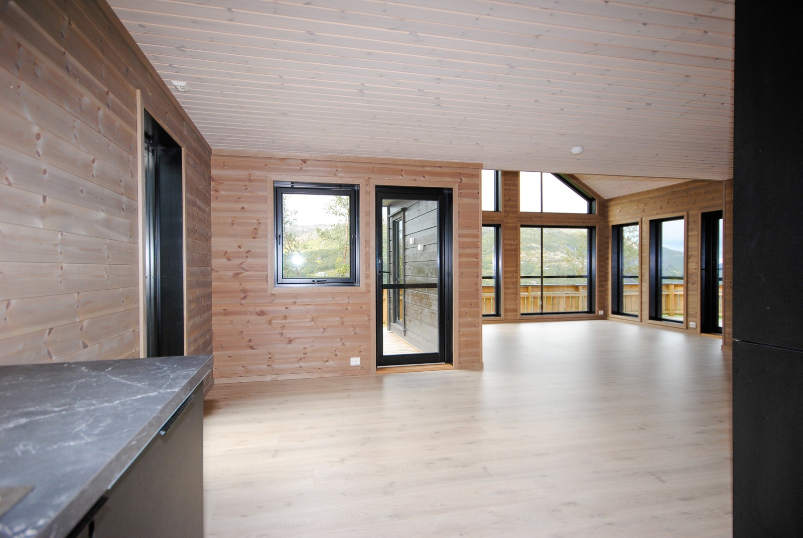 Dør ut til terrasse med morgensol fra spisestue. Galleribilde