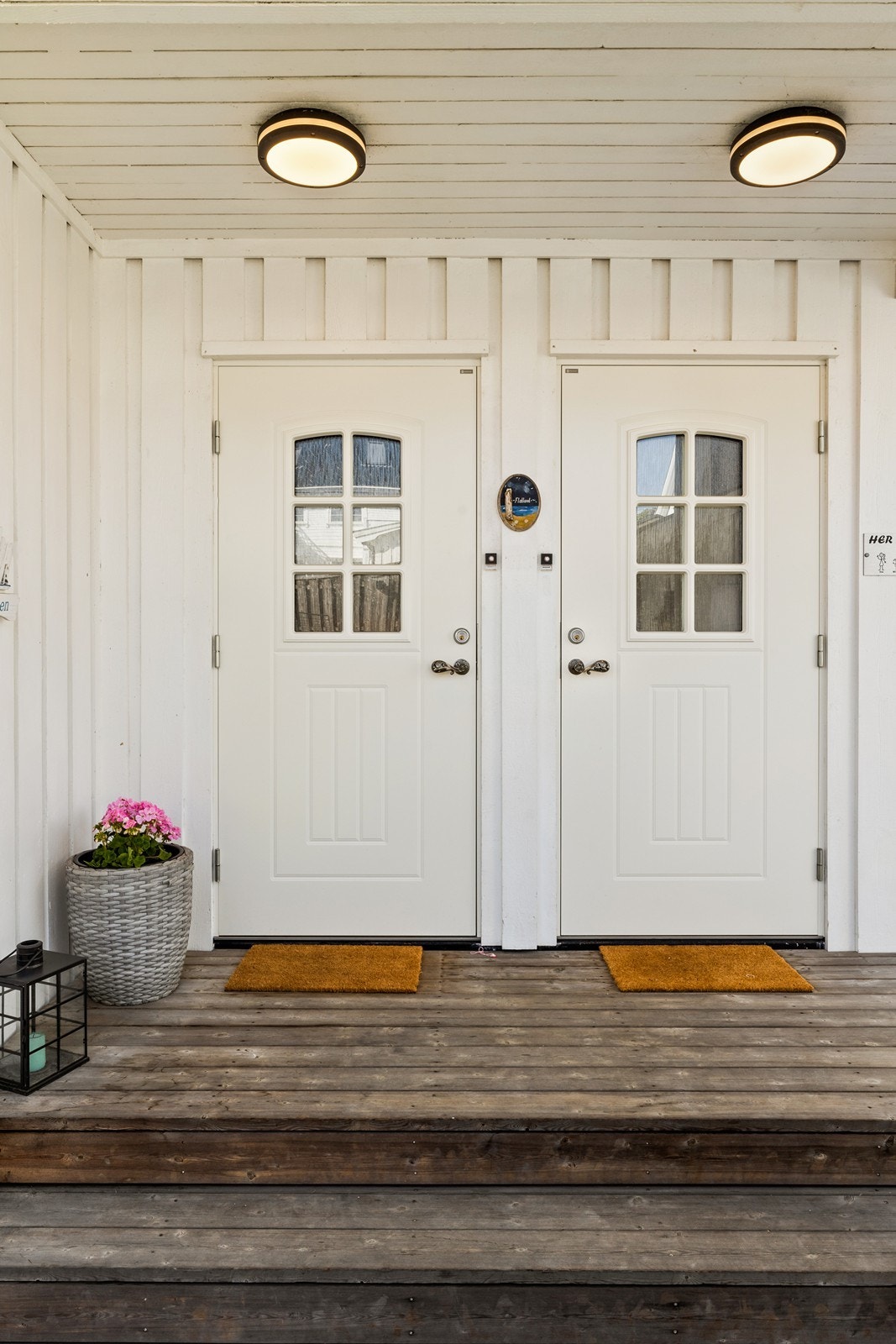 Separat adkomst til boenhetene. Hoveddelen i 1 etasje har tilgang til kjelleren. Galleribilde