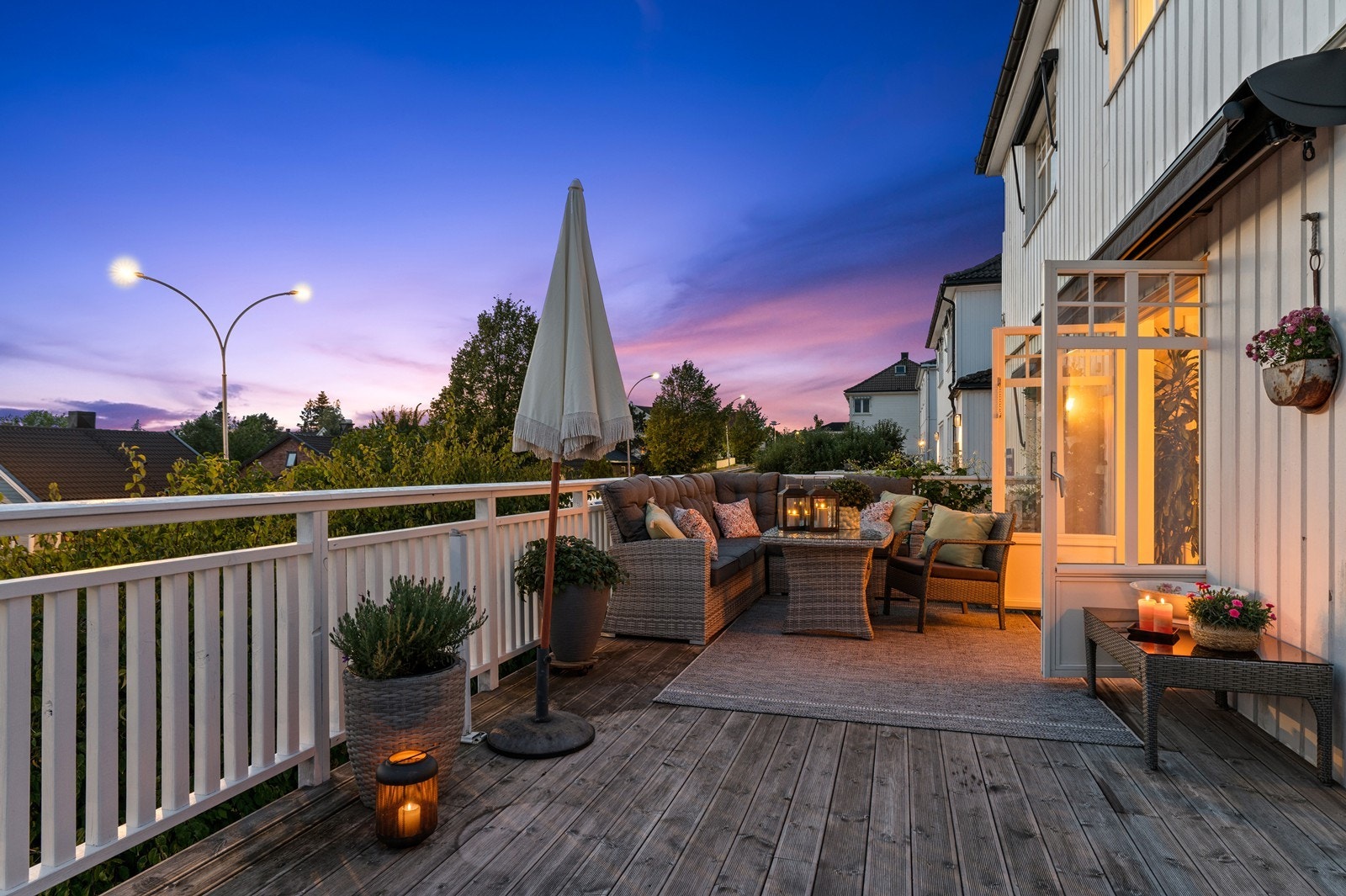Tomannsboligen ligger i et eldre etablert boligområde like vest for Sarpsborg sentrum. Boligen har en stor og solrik veranda i 1 etasje. Galleribilde