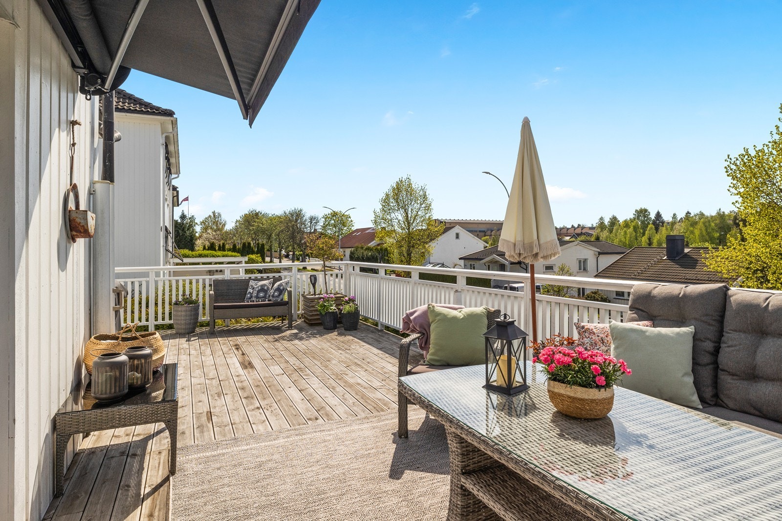 Boligen har sydvestvendt terrasse med gode solforhold Galleribilde