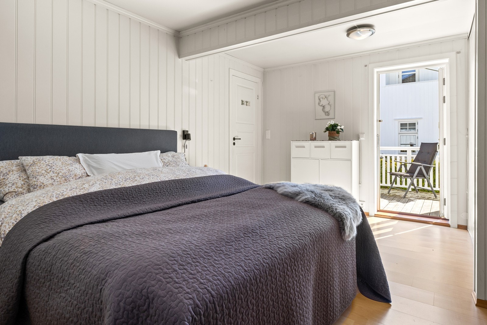 Soverommet er av god størrelse og har adkomst til både terrasse og bad Galleribilde