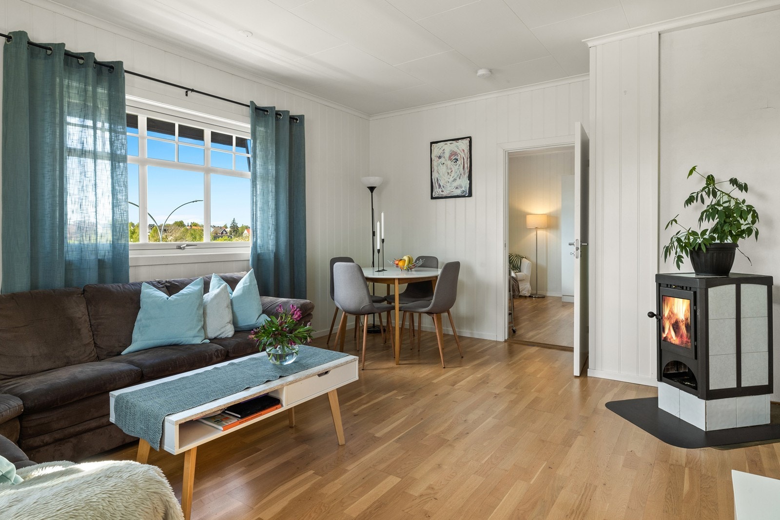 Her er det plass til både sofa og spisegruppe Galleribilde