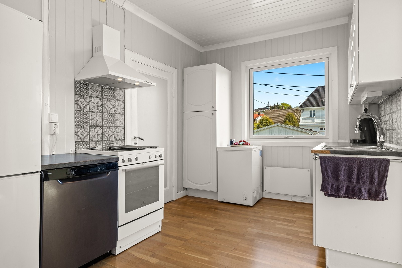 Kjøkkenet har innredning med profilerte fronter. Benkeplaten er av laminat Galleribilde