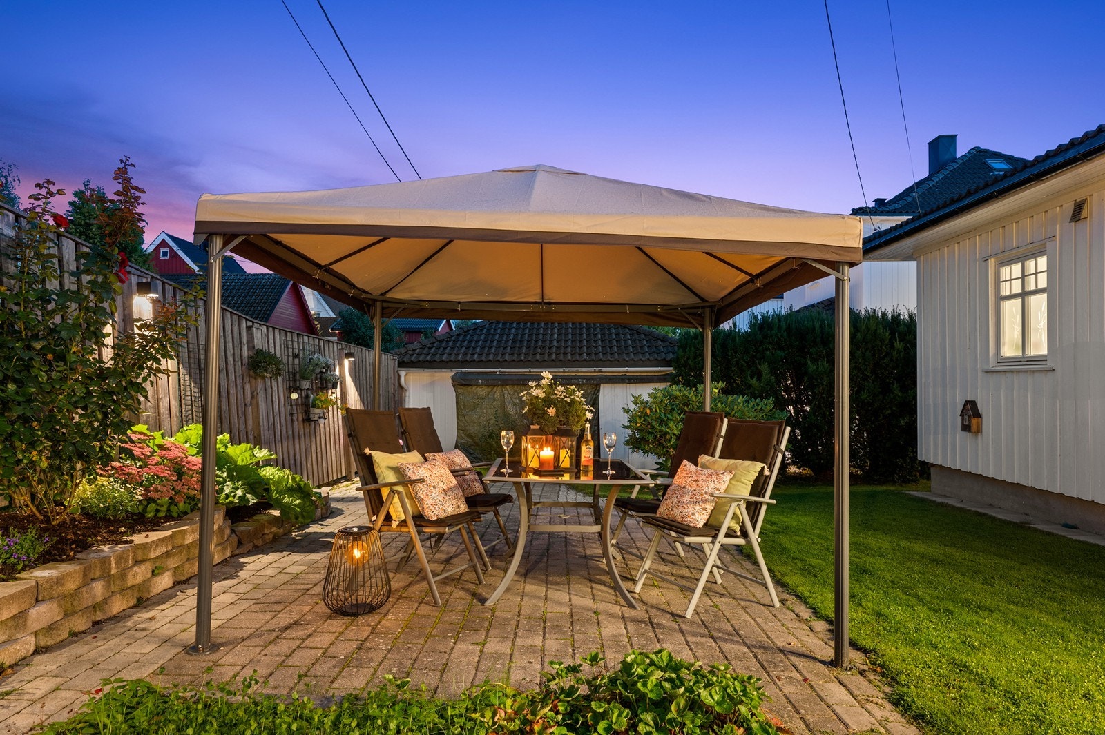 Flott uteplass i bakhagen - Plassen er steinlagt og det er satt opp skillevegg mot naboen. Galleribilde