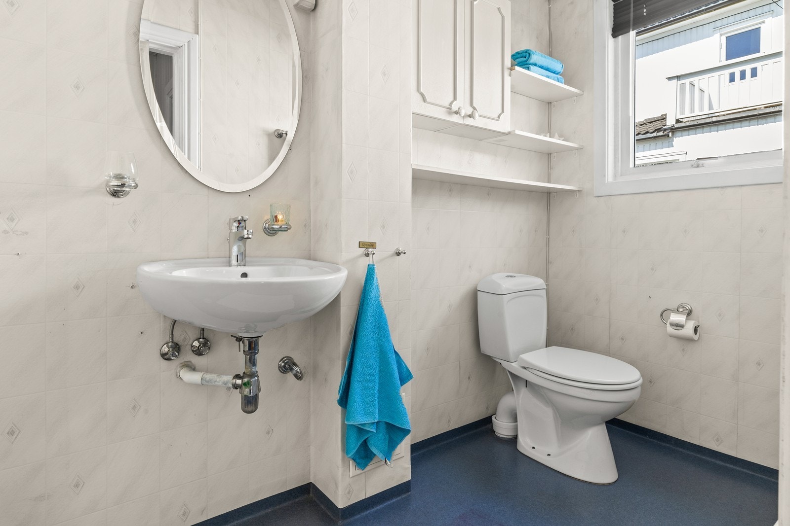 I første etasje er det også separat toalettrom med wc og servant Galleribilde