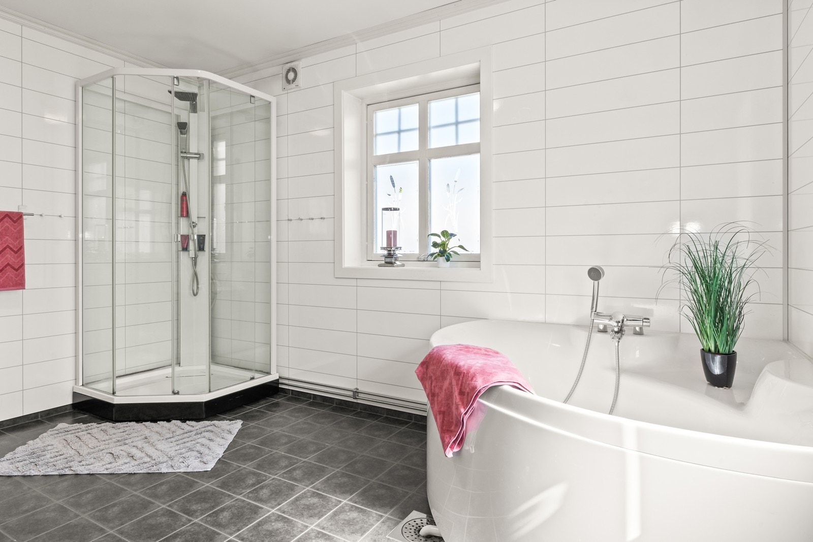 Badet i første etasje ble pusset opp i 2014 og har baderomsplater på vegger og fliser på gulv med underliggende varmekabler Galleribilde