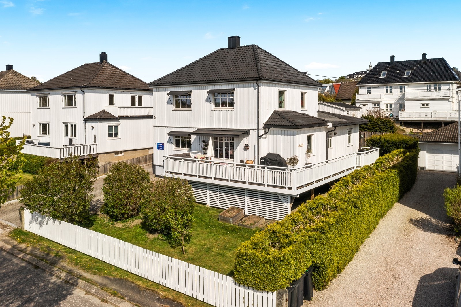 Eiendommen har en frodig og pent opparbeidet hage Galleribilde