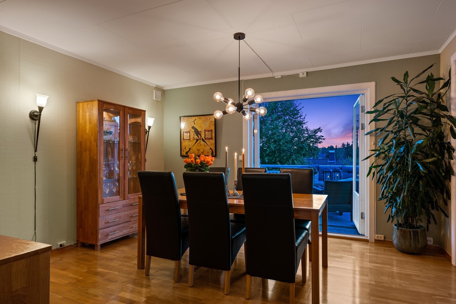 Fra spisestuen er det adkomst via dobbeltfløyet dør til den sydvestvendte terrassen Galleribilde