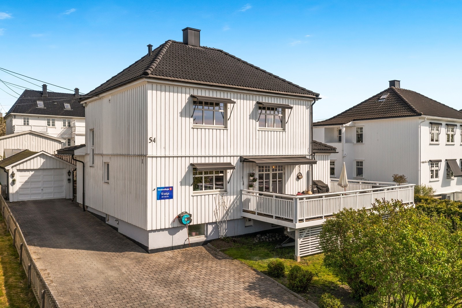 Steinlagt gårdsplass og garasje på 18 m² BRA-E Galleribilde