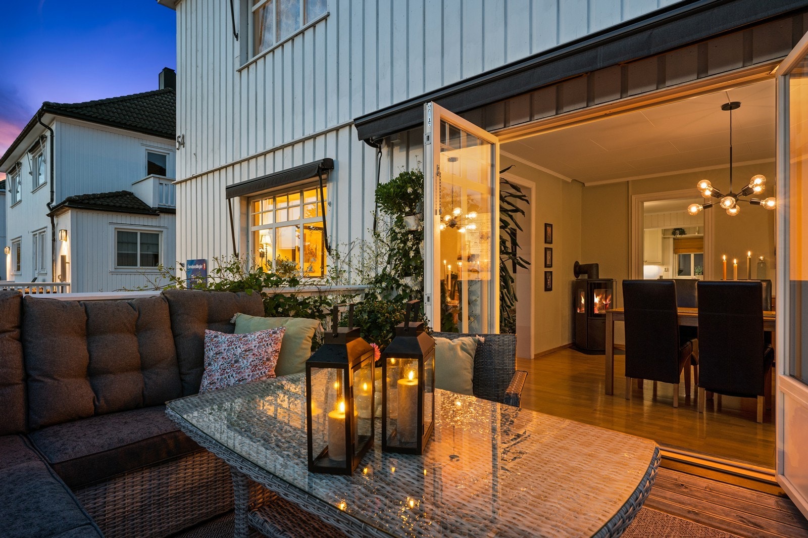 Dobbel dør fra spisestuen i 1 etasje og ut på stor og solrik uteplass Galleribilde