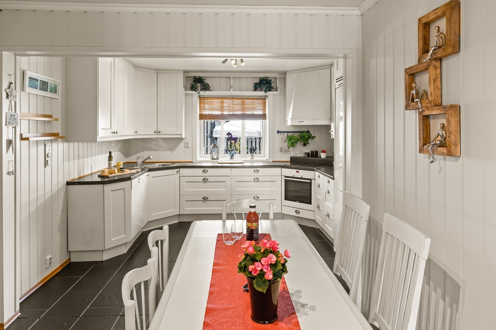 Det er godt med både skap- og benkeplass Galleribilde