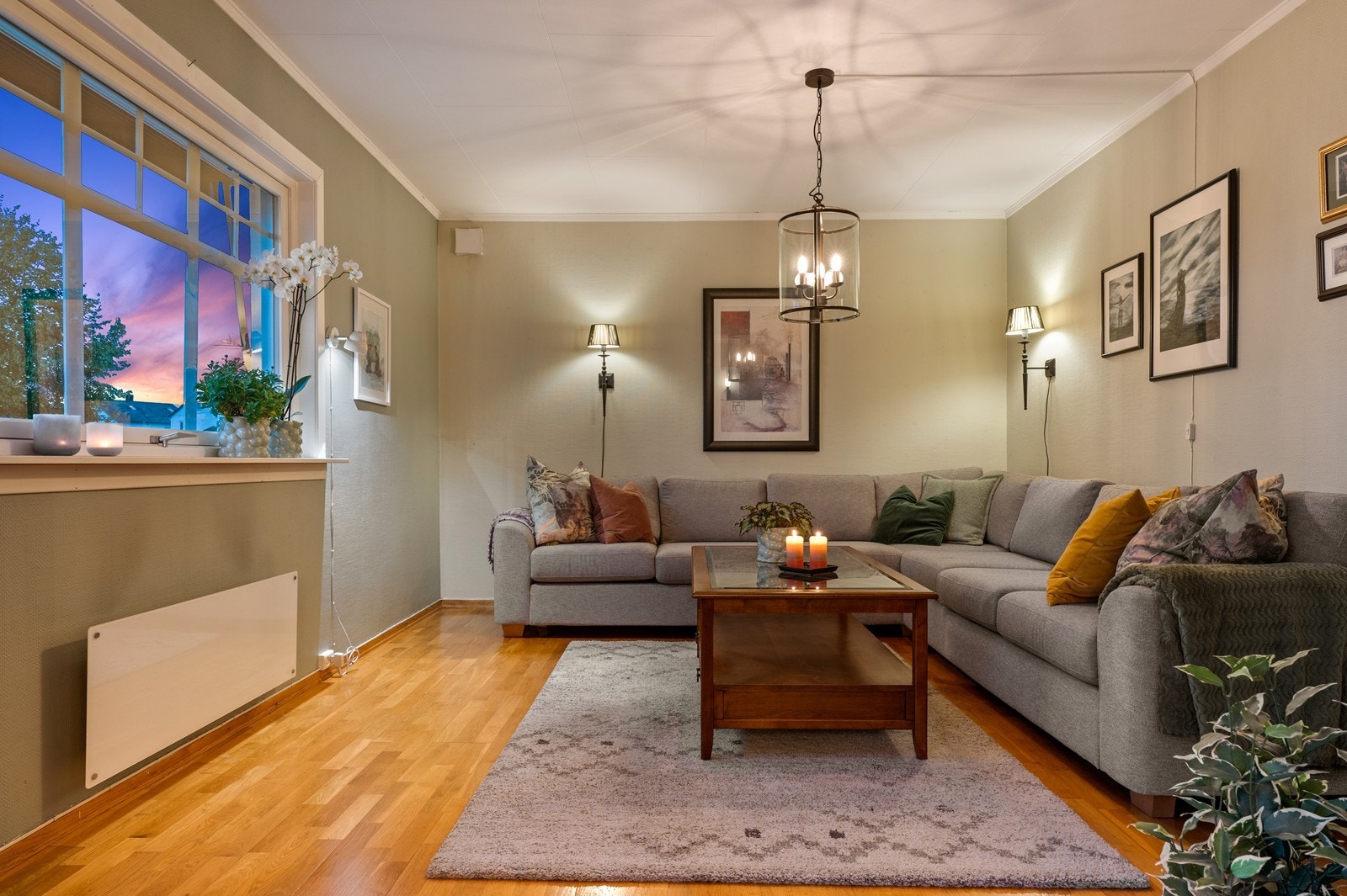 Det er god plass til sofagruppe i den innerste stuen i 1 etasje. Galleribilde