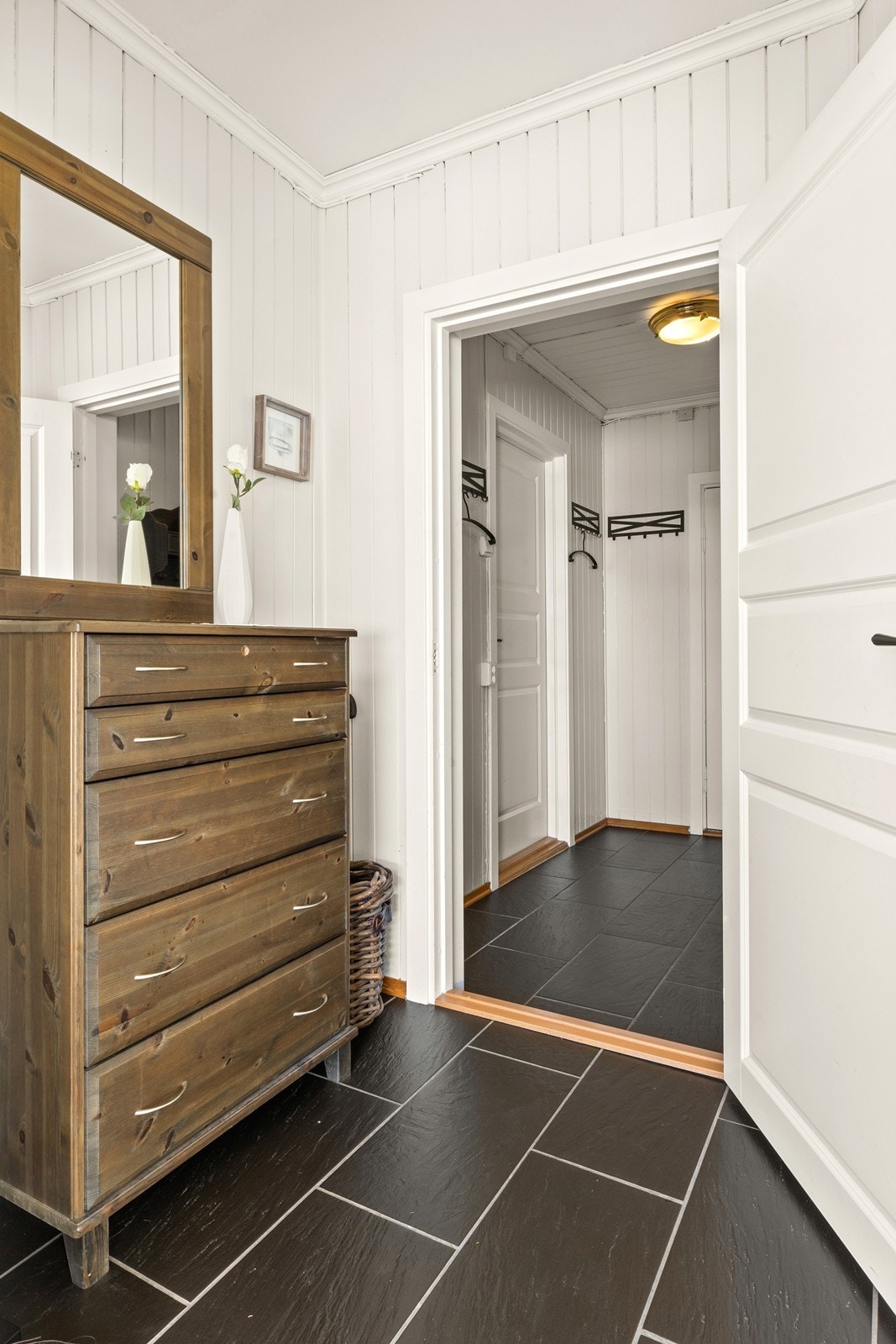 Entré i første etasje- her er det fliser og varmekabler i gulv. Galleribilde