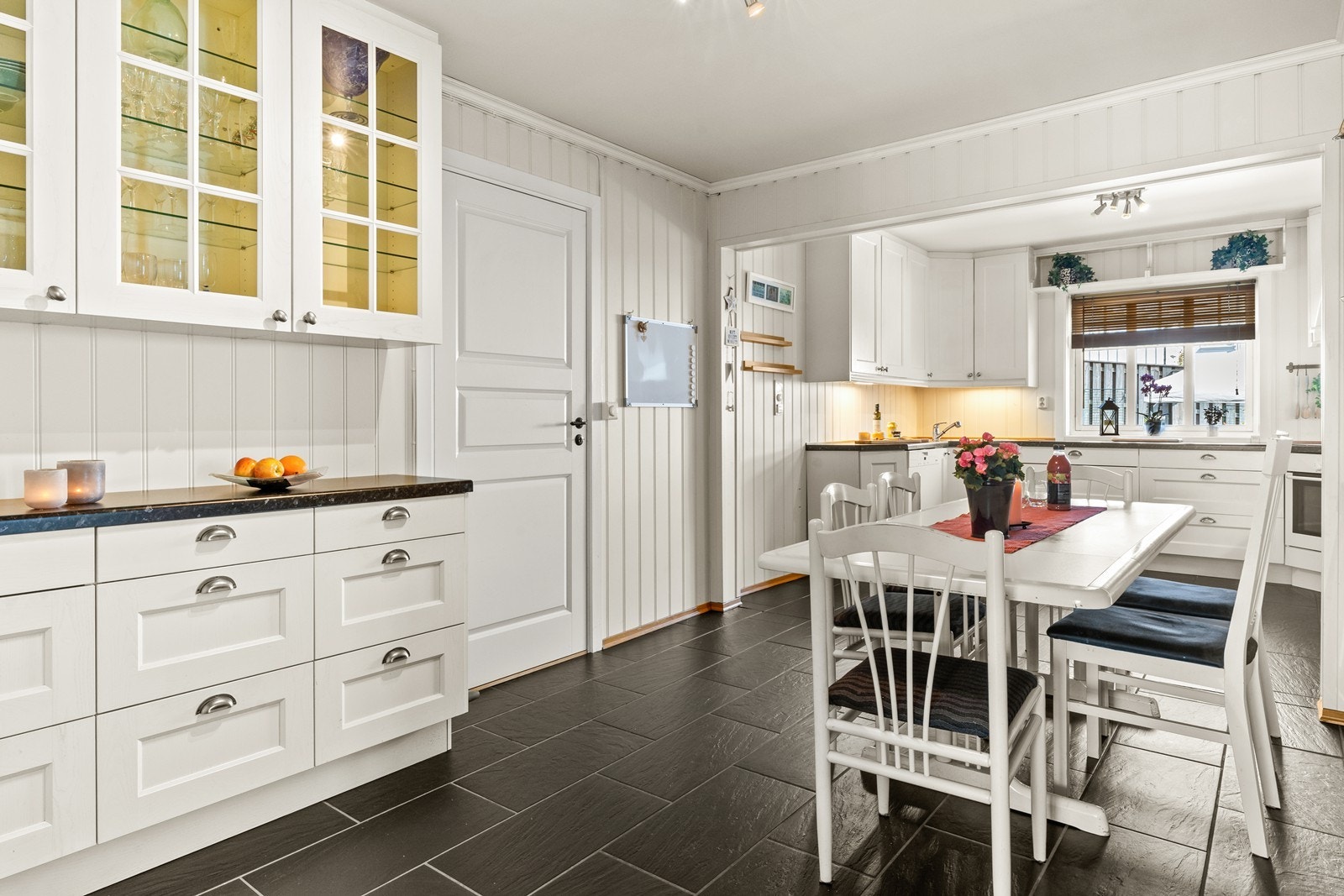 Leiligheten i første etasje har et romslig kjøkken med god plass til spisegruppe Galleribilde