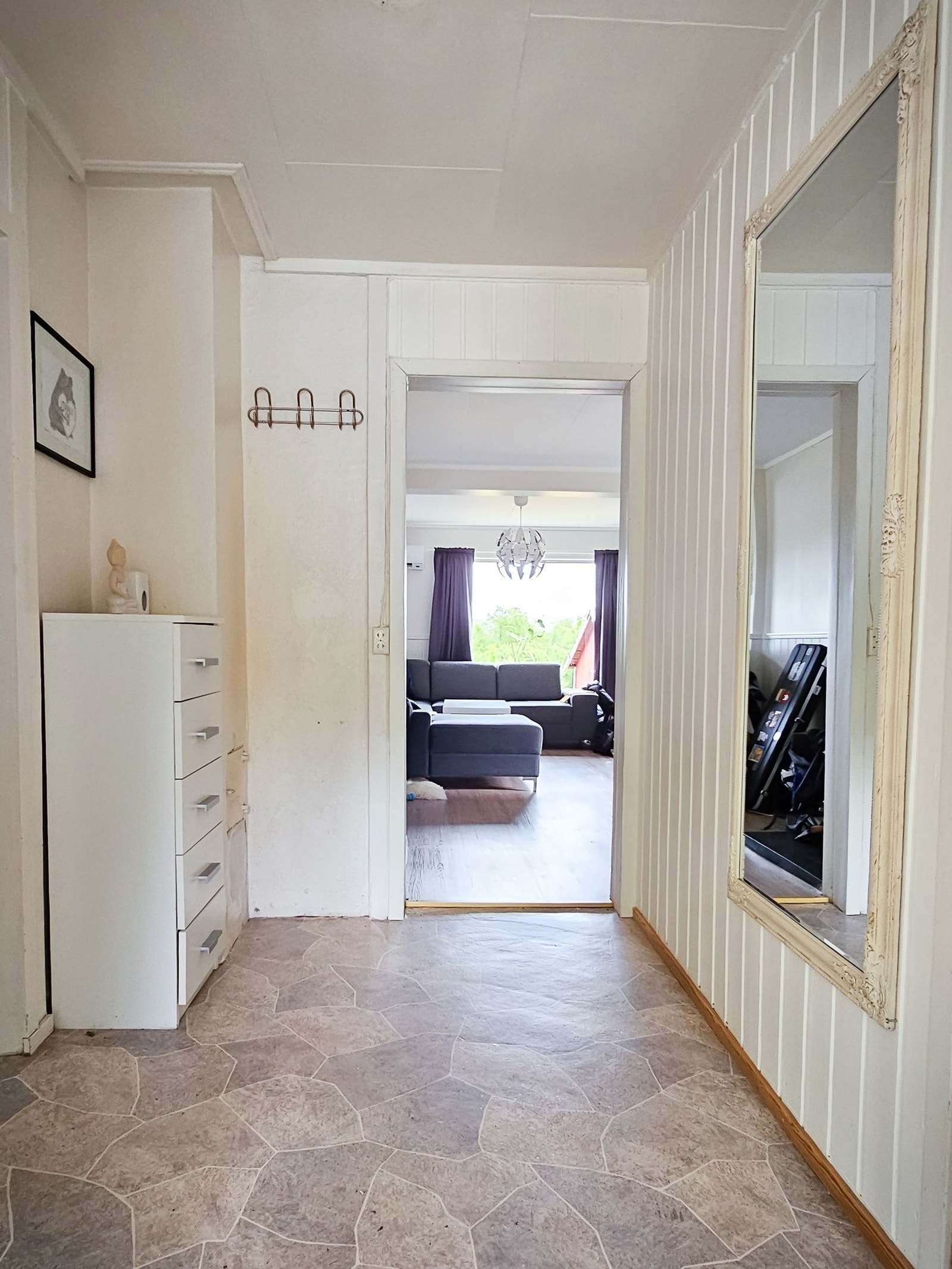 Hovedgang mot stue. Soverom øst høyre, kjøkken venstre Galleribilde