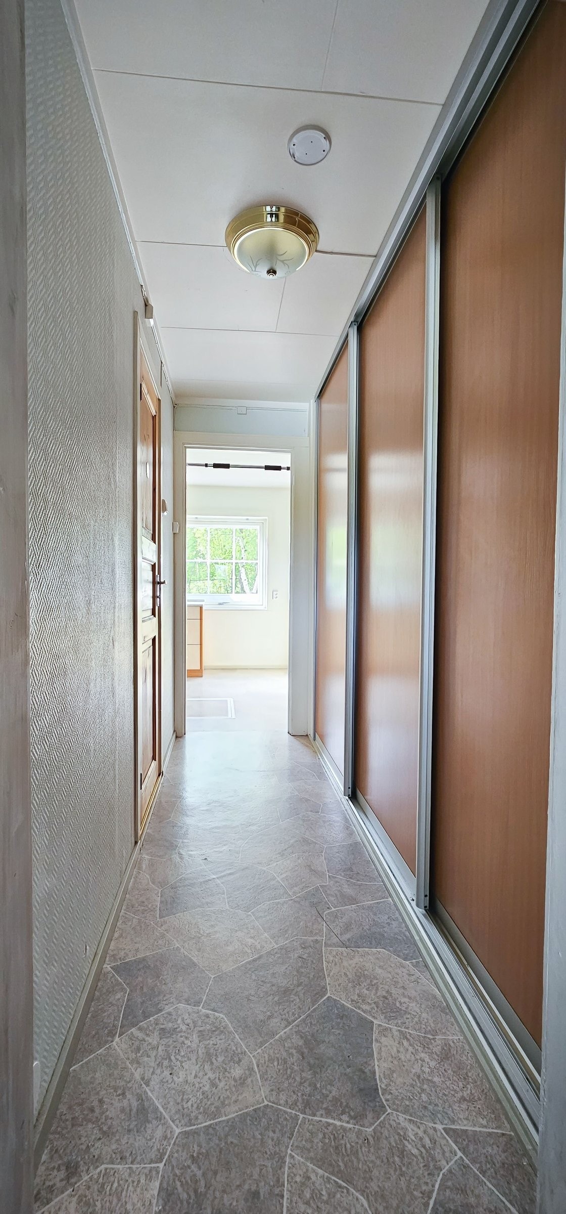 Gang med skyvedørsgarderobe ved WC mot Kjøkken Galleribilde