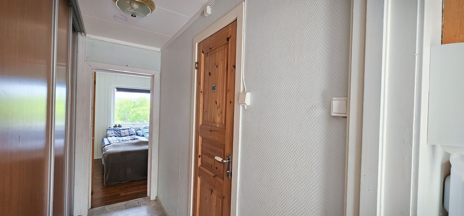 Gang med skyvedørsgarderobe ved WC mot soverom øst Galleribilde