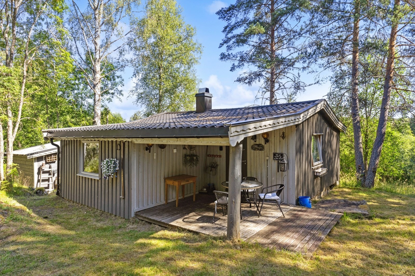 Eiendommen ligger tilbaketrukket og skjermet til, med landlige omgivelser. Galleribilde