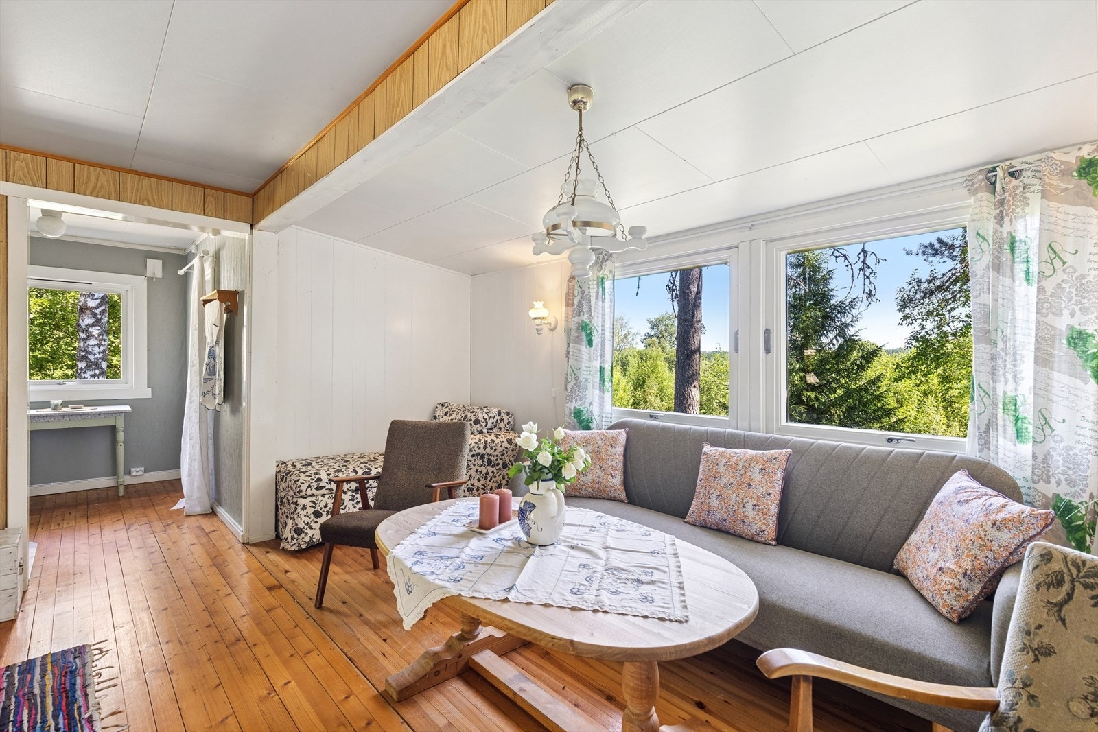 Gjennom stuevinduene er det landlig utsikt i retning sjøen på nedsiden. Galleribilde