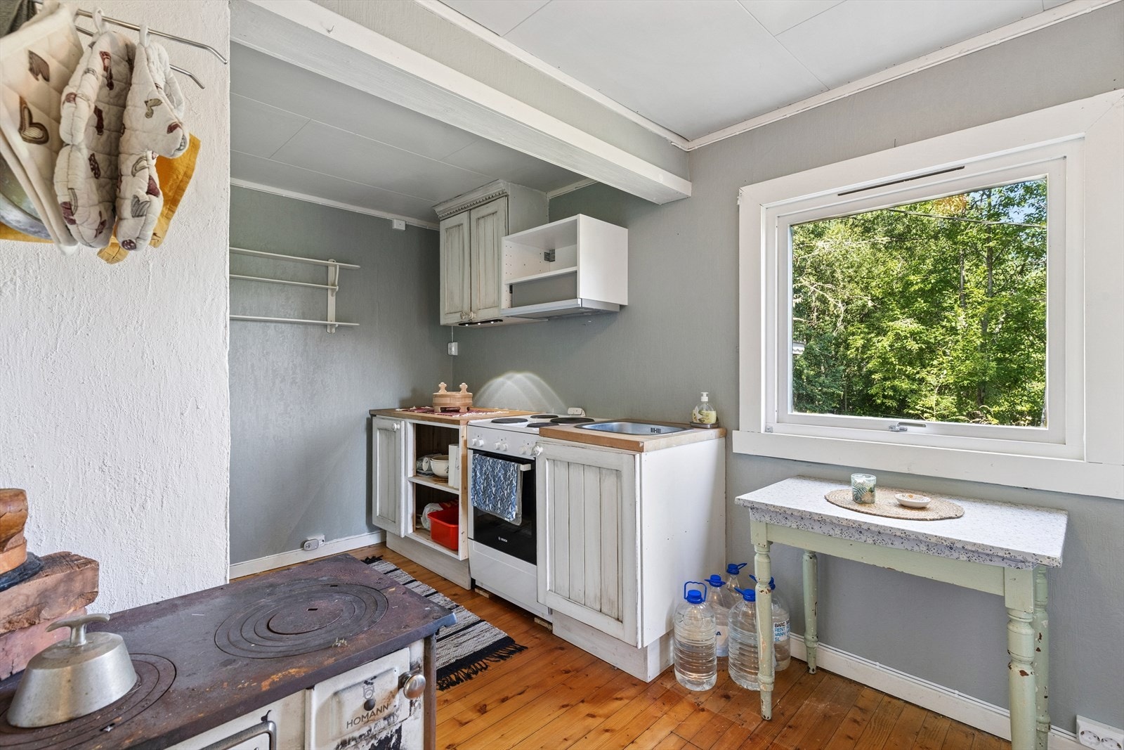 Kjøkkenet er kurant størrelse og er noe oppgradert i nyere tid. Galleribilde