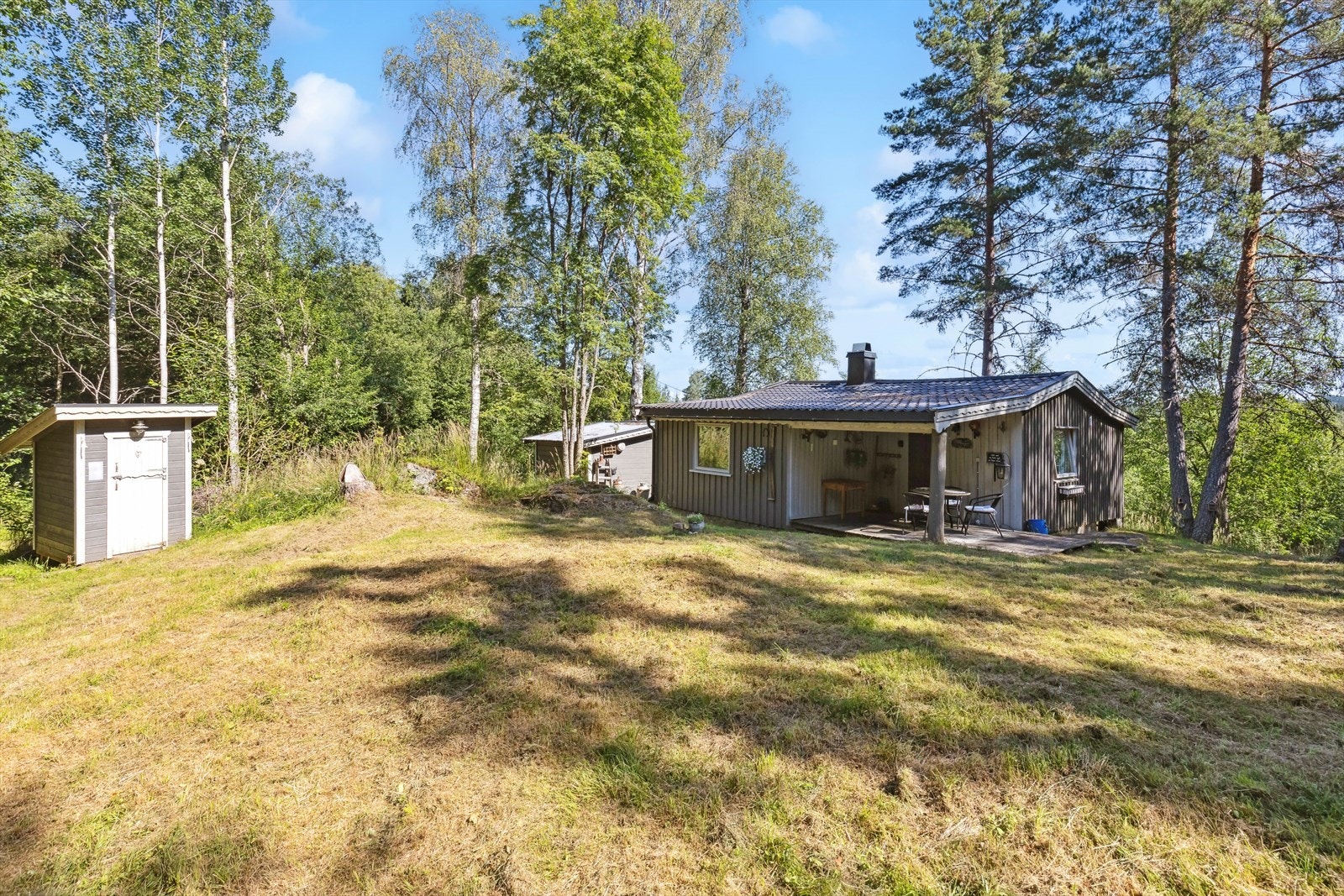 Hytta har innlagt strøm, men ikke vann og avløp. Frittstående utedo fra 2014. Galleribilde