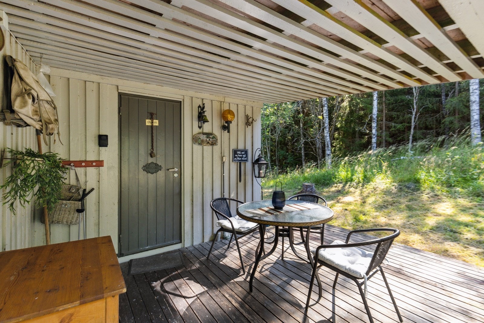 Inngangsparti og terrasse. Galleribilde