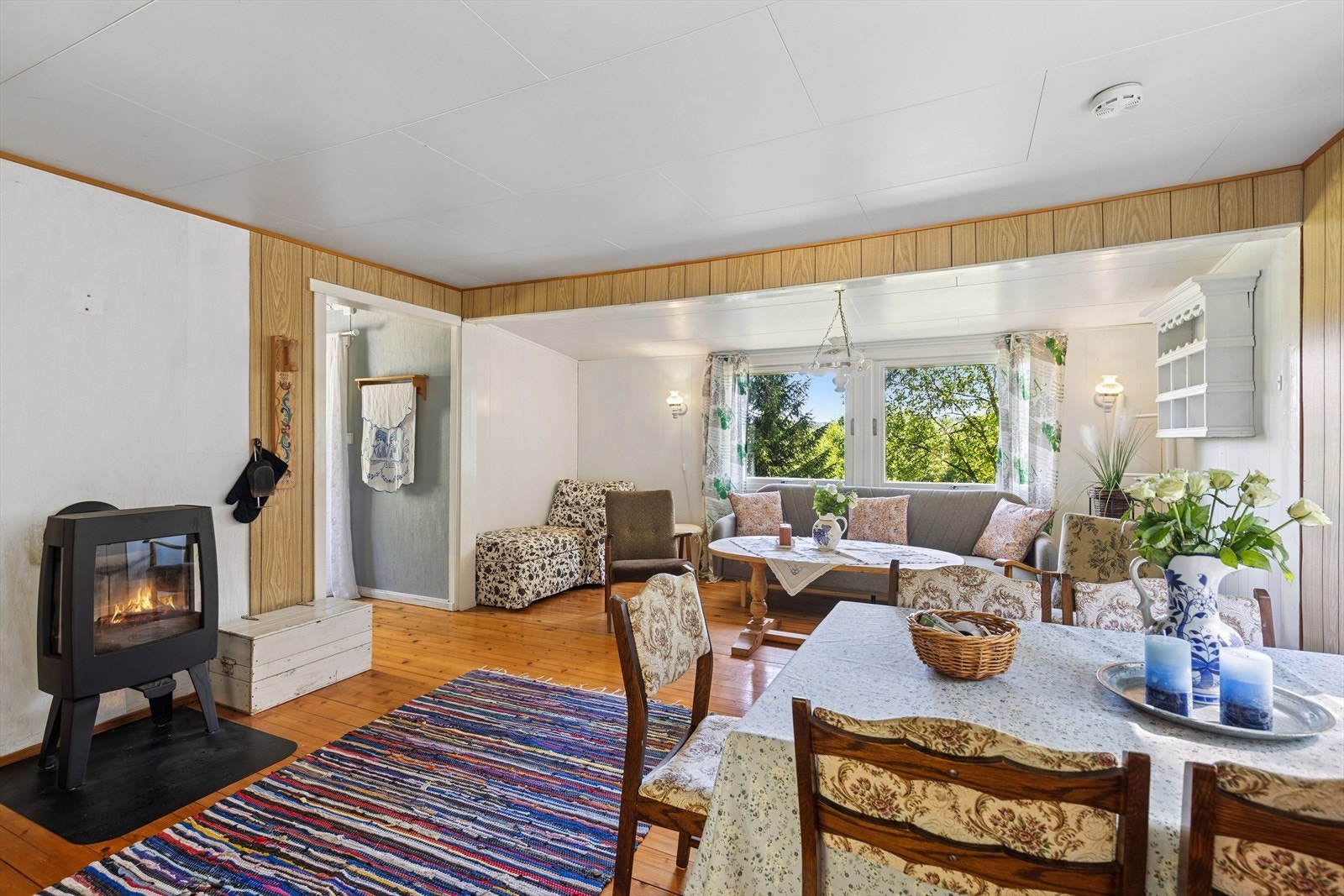 Det ble installert ny peis i 2023. Galleribilde