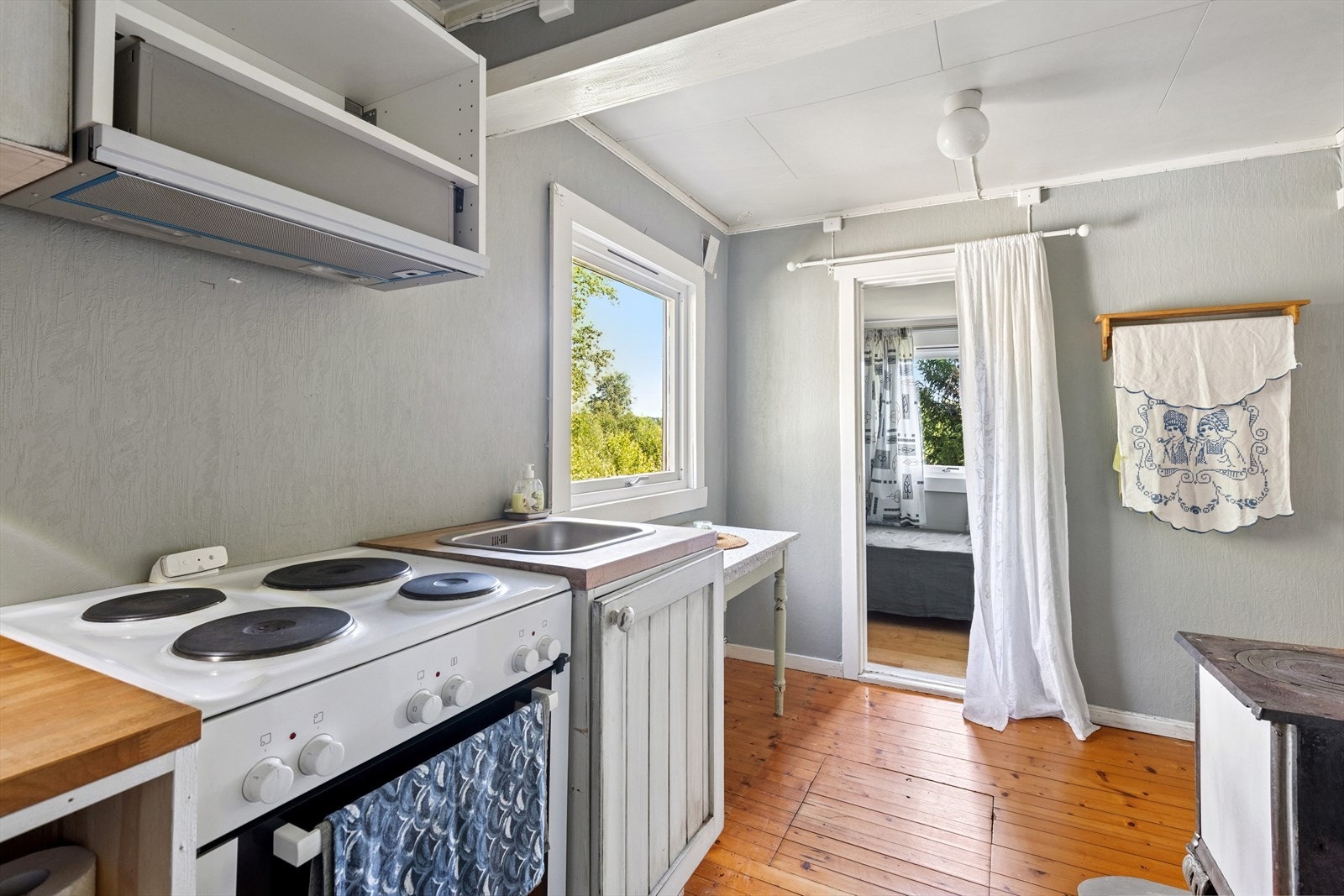 Innenfor kjøkkenet er det innredet et lite soverom/alkove. Galleribilde