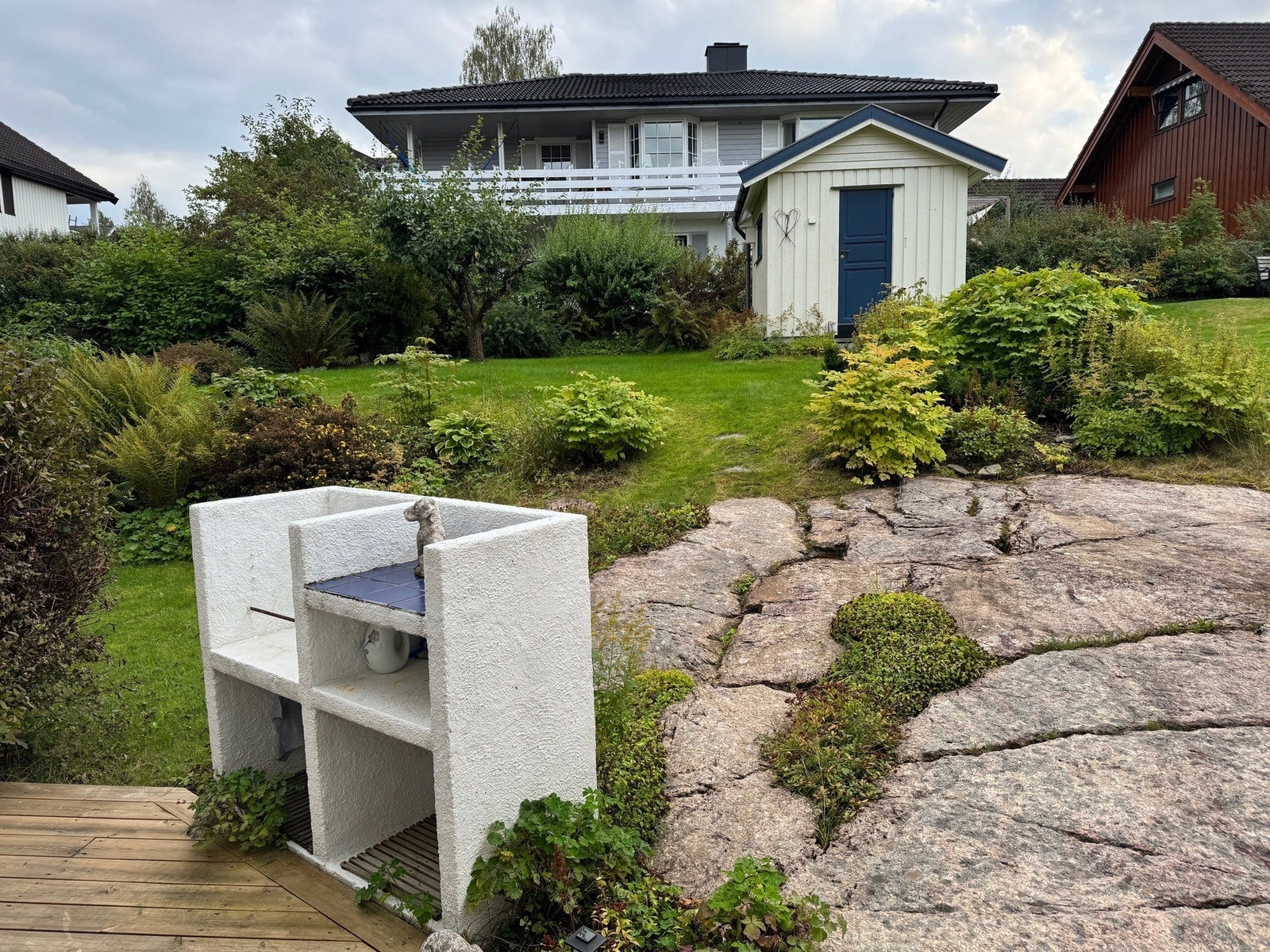 I hagen er det en praktisk redskapsbod på 7 kvm - (Privatbilde) Galleribilde