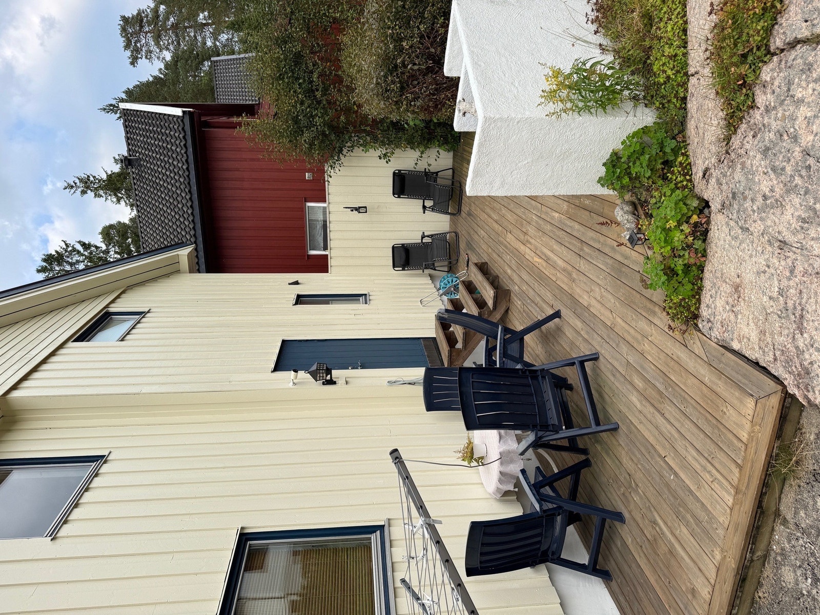 Inngang bak huset som fører til 1.etasje. Her er det også en hyggelig uteplass (Privatbilde) Galleribilde