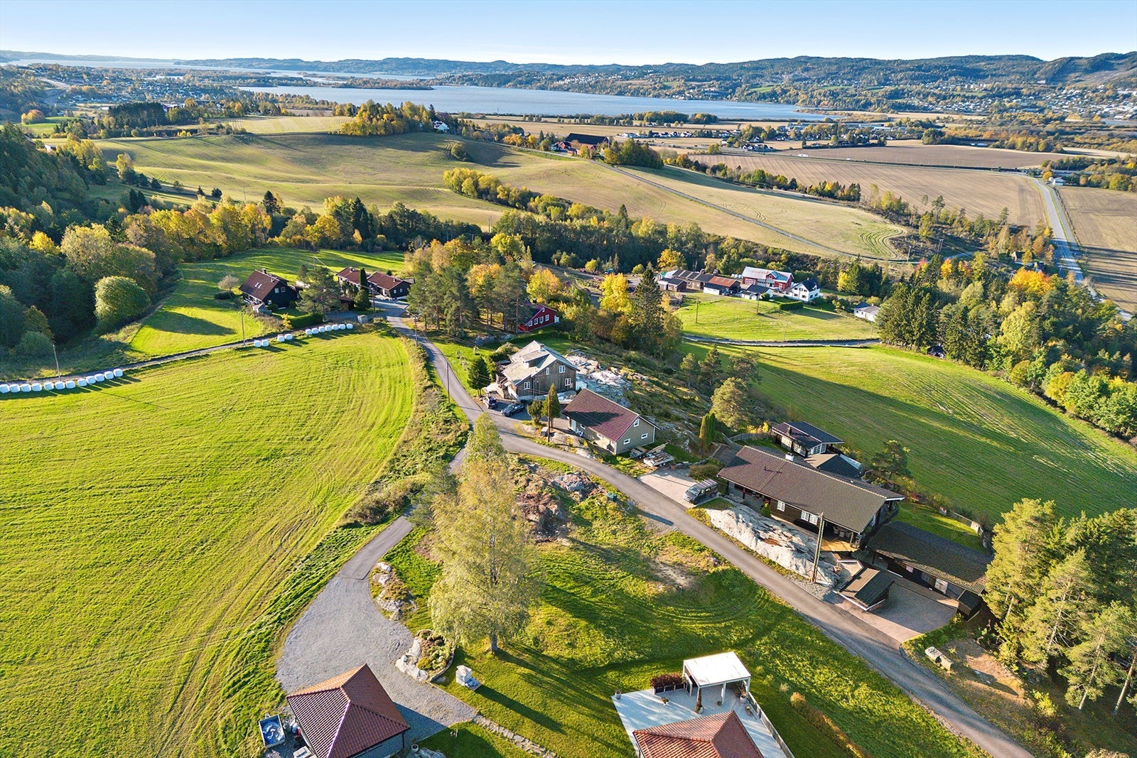 Tomten har en naturskjønn beliggenhet i trivelig nabolag. Galleribilde
