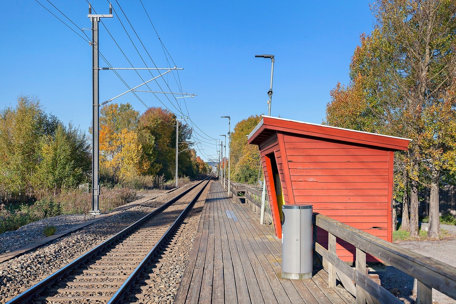 Nerdrum togstasjon ligger ca 9 min kjøring fra boligen og har pendlerparkering. Galleribilde