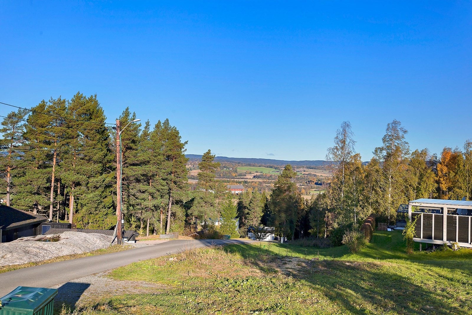Eiendommen ligger høyt i terrenget. Galleribilde