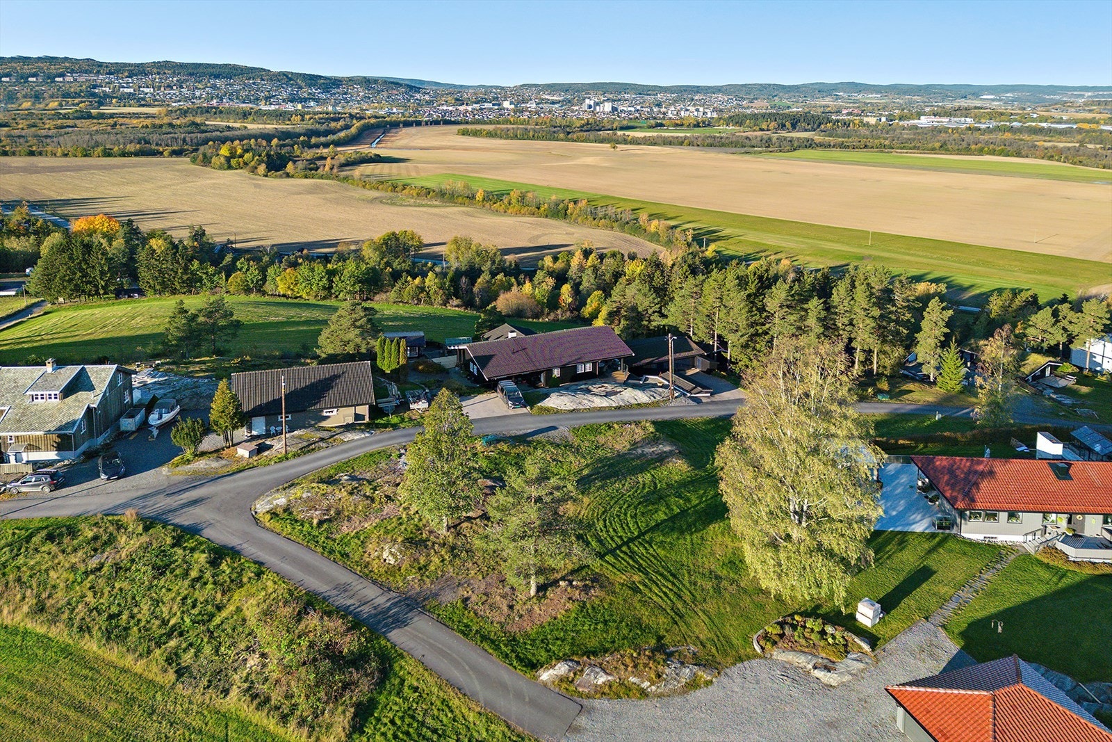 Det er i underkant av ti minutter til Lillestrøm og Fetsund. Dette gir gode muligheter for by og kultur selv med eiendommens landlige beliggenhet. Galleribilde