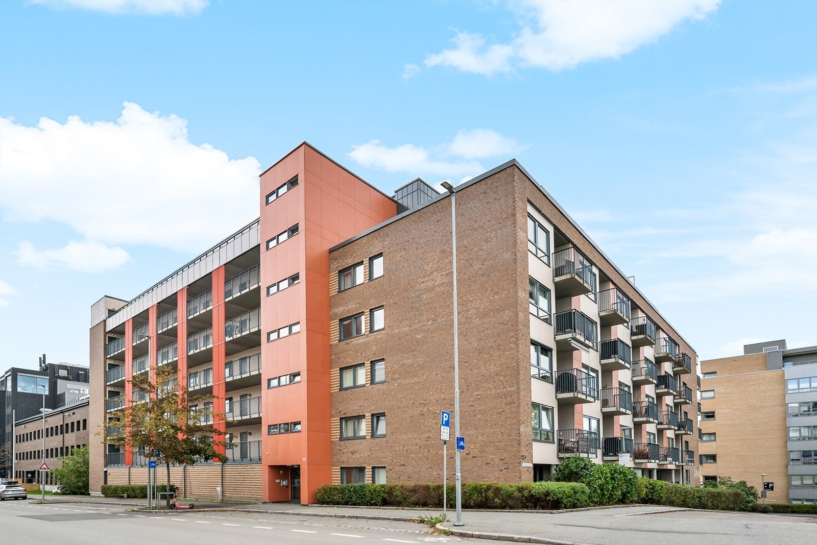 Fasade sett fra gate. Leiligheten vender i sin helhet mot lukket bakgård. Galleribilde