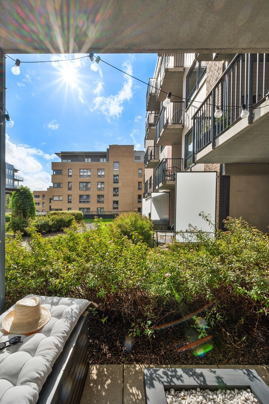 Leiligheten byr på en nydelig markterrasse med fritt utsyn og plass til koselig sitte- og spisegruppe, grill og bålpanne om ønskelig. Galleribilde