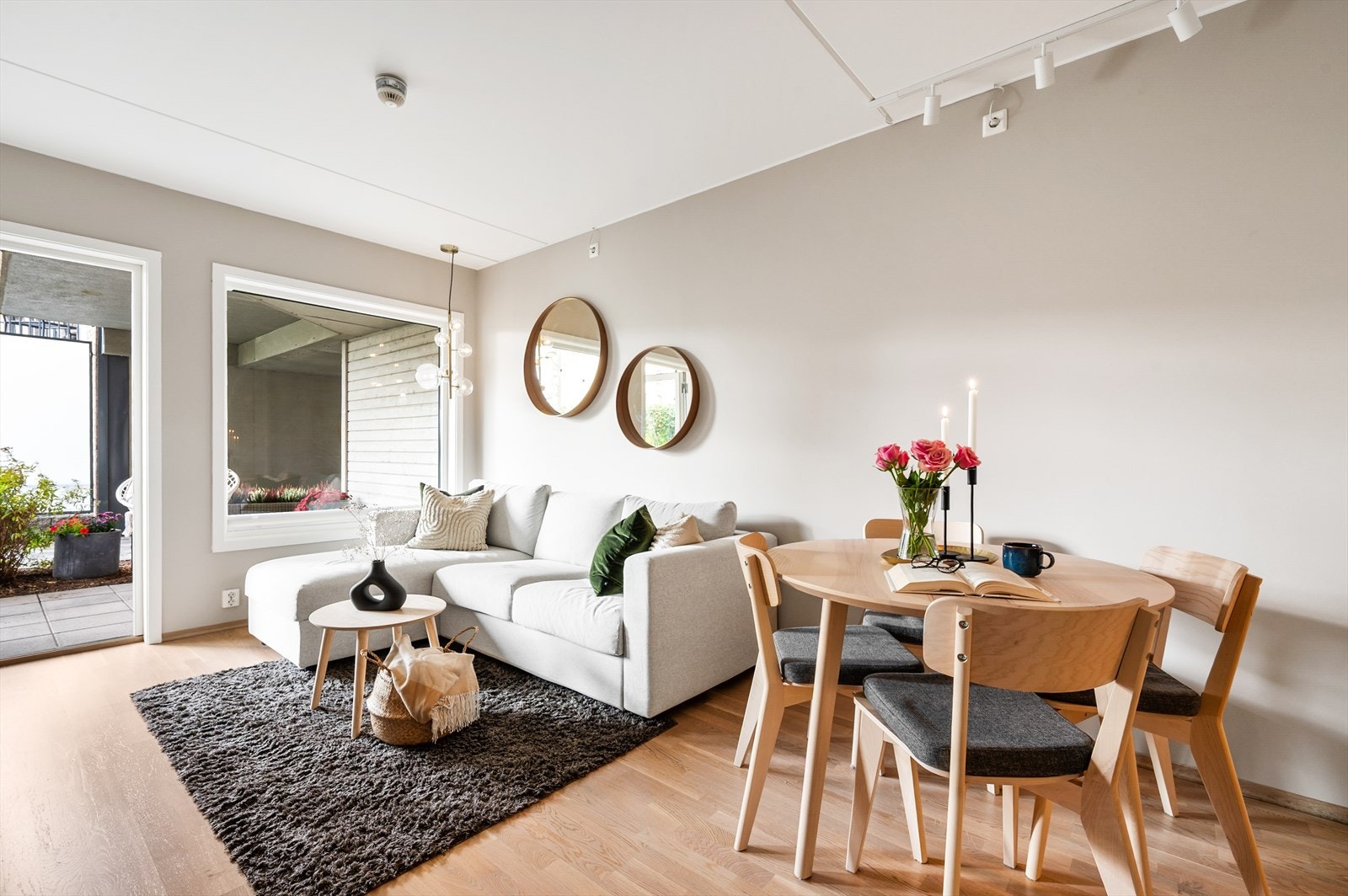 Leiligheten malt i moderne og lyse farger. Det er god plass til både spise- og sittegruppe. Galleribilde
