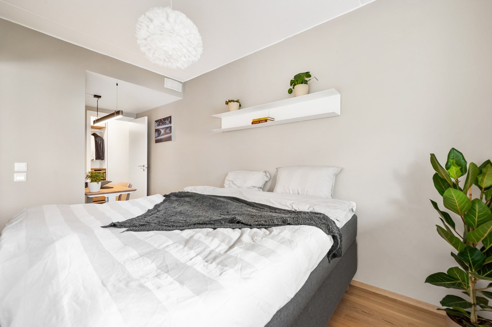 Soverommet er romslig og er i dag innredet med kontorpult og walk-in garderobe. Galleribilde